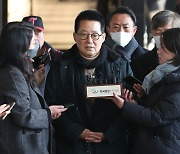 12시간 조사받은 박지원 “국정원 자료 삭제 가능한 것 알게 됐다”