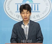 '文 복심' 윤건영 "박지원 소환은 망신주기·정치보복"