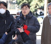 '한동훈 주거침입' 혐의 더탐사 경찰 출석..."정당한 취재 활동"