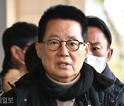 검찰 조사받은 박지원 "문 전 대통령·서훈 삭제 지시 없었다"