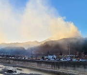 [4보] 삼척 산불 헬기 10대 투입 초기 진화 성공… 진화율 70%