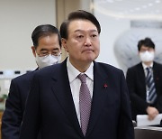 [속보]尹 “원전 지원, 내년 2조이상으로 확대…SMR 개발 4000억 투입”
