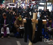 [오마이포토] 매서운 한파 속, 이태원 도로에서 열린 추모기도회