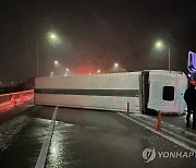 순천-완주 고속도로서 눈길에 넘어진 화물 트럭…운전자 부상