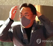 국회 본청 들어서는 정진석 비상대책위원장