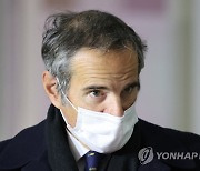 기자 질문에 답하는 그로시 IAEA 사무총장