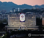 대통령실, '文케어 폐기' 野비판 반박…"2040년 누적적자 678조"