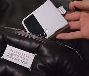 “삼성, 이래도 아이폰에 안돼?” 가방에서 쓱 꺼낸 ‘이것’ 뭐지? [IT선빵!]
