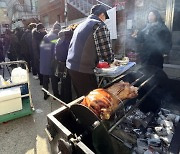 '이슬람 사원 반대'···현장서 통돼지 바비큐 파티 '논란'