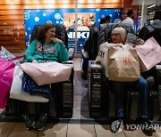 美 11월 소매판매 0.6%↓…쇼핑대목에도 올해 최대폭 감소