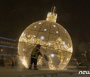 전쟁 중에도 크리스마스 분위기 물씬