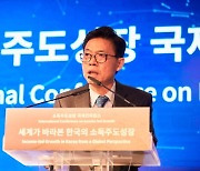 감사원, ‘소주성’ 설계한 홍장표 전 수석 소환 방침