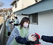 겨울 산타 된 인천공항공사… 연탄 배달· 식료품 꾸러미 나눔 봉사