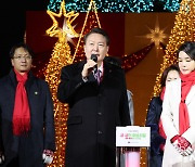 윤석열 대통령 내외, 중소기업·소상공인 제품 소비 촉진 행사 방문 [뉴시스Pic]