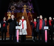 애주가 면모 드러낸 尹 "술 좋아해서 술잔 사" 농담 건네