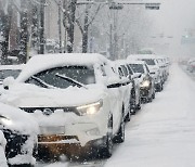 큰눈에 곳곳 통제, 운행중단…내일도 한파·대설 계속