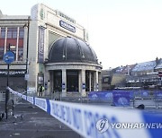 `숨 못 쉬어 죽을 뻔…우르르 밀려`…英 가수 공연장서 군중밀집 사고 발생