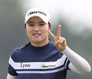 승리의 'V' 포즈를 취하는 루키 김서윤2 [KLPGA]