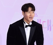 [포토] 김종국, '멋진 모습에 눈길' (2022 SBS 연예대상)