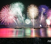 밤바다 수놓는 부산불꽃축제, 3년 만에 정상 개최 [뉴시스Pic]