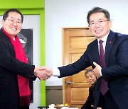 홍준표, "군위군 중심으로 산업구조 개편하겠다"