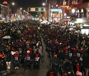 민주당 "尹대통령, 참사 유족 위로하는 게 그렇게 어렵나"