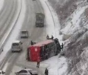 4.4㎝ 눈 쌓인 고속도로…버스, 승용차와 부딪친 뒤 옆으로 넘어져