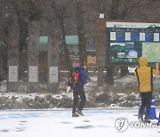 한라산에 14.5㎝ 눈…제주 일부 산간도로 통제·항공편 차질