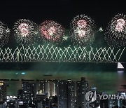 부산 밤바다 수놓은 불꽃축제, 3년 만에 화려한 개막