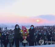 김정일 사망 11주기 맞아 북한 주민들, 김일성·김정일 동상에 헌화