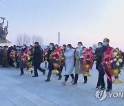 김정일 사망 11주기 맞아 북한 주민들, 김일성·김정일 동상에 헌화