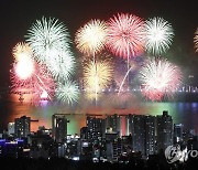 70만명 몰린 부산 불꽃축제, 우려 속 무사히 마무리(종합)