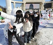 스노우맨과 함께 '치즈'