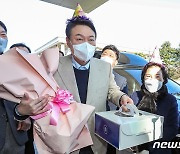 '취임 후 첫 생일' 尹대통령, 참모들 축하 메시지 받고 조용한 하루