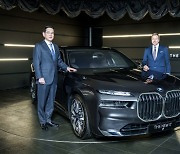 삼성 사장은 BMW 신형 전기차 탄다