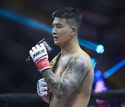 [ROAD FC 062] ‘싱겁다’ 김태인, 12초 만에 KO승→챔피언 등극