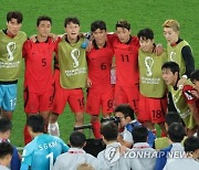 [월드컵] 한국 선수들, 우루과이-가나전 결과 기다리는 모습....대회 10대 명장면