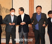 [포토]고위당정에서 대화하는 한총리와 김대기 비서실장