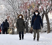 설경보며 산책하는 시민들