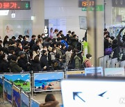 '제주공항 운항 재개, 붐비는 출발장'