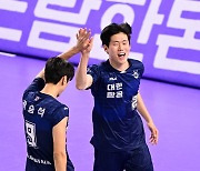 1위 지킨 대한항공, '성공률 71.43%' 2년차 김민재 활약→6연승 질주