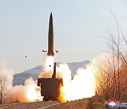 북한 ICBM 한 달 만에 또 도발…동해로 탄도미사일 발사