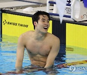 '8번 레인의 기적'…황선우, 쇼트코스 세계선수권 자유형 200m '2연패'