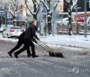 제설 작업하는 소방대원