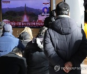 합참 "北, 준중거리탄도미사일 2발 발사…고각발사 500㎞ 비행"