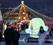 화려한 빛으로 물든 광화문광장