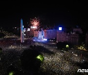 [포토] 월드컵 우승 축하하는 열기…도심 메운 인파