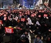 尹 사진 찢는 ‘탄핵 촛불집회’... 장경태, 野 지도부 첫 참석