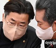 [포토]귀엣말 나누는 박찬대-정청래 최고위원