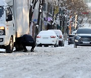 ‘사흘간 폭설’ 호남지역 빙판길 사고에 하늘·뱃길 막혀…등교 시간 늦추기도